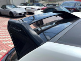 【大型リヤスポイラー】スポーツカーらしさがグッと引き立つ大型リヤスポイラーを装着♪高速走行時のスタビリティ(走行安定性)向上に役立ちます。