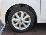 日産純正のアルミホイールが装着されてます。ボディデザインとマッチしておりおしゃれです。