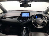 シンプルながら機能性あふれる運転席廻りです。視界性もよく、運転しやすいですよ。