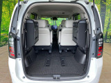 後席を格納すると、これだけの広さが!シーンに合わせたシートアレンジで、大きな荷物も積むことが出来ます♪