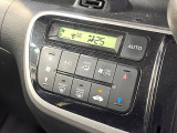 【オートエアコン】一度お好みの温度に設定すれば、車内の温度を検知し風量や温度を自動で調整。暑い&hellip;寒い&hellip;と何度もスイッチ操作をする必要はありません。快適な車内空間には必須の機能ですね♪