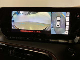 【パノラミックビューモニター&フロントビュー】見通しの悪い交差点やT字路などで車両の前方と左右方向の状況確認をする為に車両上方と前方カメラからの映像を同時に表示するので周りがハッキリ確認でき安心です
