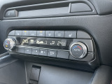 温度の設定のみで快適な風量やモードなどを自動調整してくれるフルオートエアコンを装備!