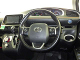 運転席まわりです。 各操作スイッチは使いやすい位置に配置されてます。