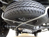 【応急タイヤ】万が一パンクやバーストした時は応急タイヤの出番です! ジャッキや工具も揃っているので、楽しいドライブ中の万が一にも対応できますよ♪