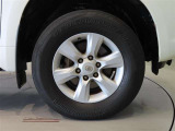 純正のアルミホイール装着車です。タイヤサイズは265/65R17です。