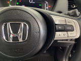 ハンドルにHondaセンシング系のクルーズコントロールやレーンキープアシストなどの操作スイッチが装備されています。ハンドルから手を離さず安全に操作できます。