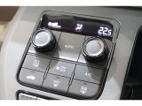 フルオートエアコンが装備されています!お好みの温度設定をするだけでエアコンの風量やモードの切り替えを自動でコントロールしてくれます!ユーザーの操作が少なく燃費走行にもつながります!
