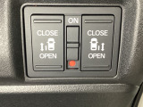 リアドアは乗り降りに便利な両側電動スライドドアです。また運転席に座っていながらスイッチ操作で自在にスライドドアを開け閉めできます。