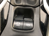 HOLD機能付きの電動パーキングブレーキ。HOLD機能を使用すると、信号待ちなどでフットブレーキから足を放しても、車は動かずそのまま停車してくれます。ドライブなど足が疲れた時には便利な機能です。