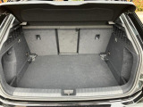 奥行きがあり、十分な広さを持つラゲッジスペースです。リアシートは分割可倒式ですので、大きな荷物を積載する事も可能です。