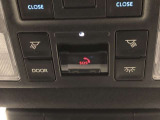 SOSボタンです。自動車の運転中、事故や急病時などの緊急事態が発生したときに、ヘルプネットを通じて外部に救助を手配するためのボタンです。