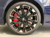 BMWの純正アロイホイールは軽量かつ強度にも優れているホイールで走行性能を引き上げる設計になっております。足元にもBMWは妥協がなくこだわっている個所になります。
