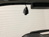 後方にもドライブレコーダーのカメラが付いています。前後両方でお車の周りを監視・記録いたします。
