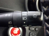 【オートライト】車外の明るさに応じて、自動的にライトの点灯・消灯をしてくれます。