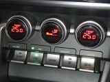 【オートエアコン】車内温度を感知して自動で温度調整をしてくれるのでいつでも快適な車内空間を創り上げます!どの席に座っても快適なドライブが楽しめます♪