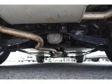車両後方からの下回りです。マフラー防錆塗装や下回り防錆施工等も可能でございます。