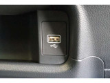 USBソケットがついていますのでコードを繋げばスマートフォンなどの充電が出来ます!オーディオソース USB 対応しております。