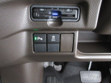 パーキングセンサーや横滑りを防ぐVSA等のスイッチ類は運転席の右側、手の届きやすい位置にあります。