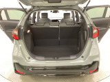 ラゲッジも広く使いやすいトランクは、開口部も広く荷物の積み下ろしもしやすいお車となっております。リアシートの背もたれは6:4の割合で分割して可倒できるので、長いお荷物などを載せることもできます。