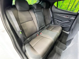 後部座席も気になるようなキズ・汚れやへたり等、大きなダメージはなく、良好な状態です。