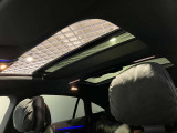 パノラミックルーフで明るい車内と開放感あるドライブをお楽しみいただけます。