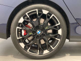 BMWの純正アロイホイールは軽量かつ強度にも優れているホイールで走行性能を引き上げる設計になっております。足元にもBMWは妥協がなくこだわっている個所になります。