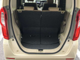 シートを起こした4名乗車時でもお買い物するのに十分な荷物スペースです