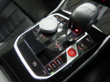 オーソドックスなレバー式のシフトセレクターには、走行スタイルに応じて3つのシフトプログラムから選択できる