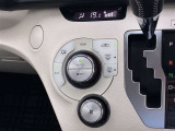 オートエアコンは温度を設定するだけで、自動で風量などを設定してくれます。運転しながら操作も必要ないので、安全性も向上します。