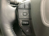 運転中、オーディオの操作をしてて、ハッとしたことはありませんか?ステアリングスイッチは、運転中でもハンドルでオーディオの操作が可能です。安全なドライブをサポートします。