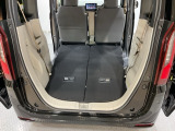 後席背もたれを倒せばちょっと大きめの荷物や長いものを積みたい時に便利です。