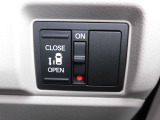狭い駐車場や壁際でもドアをぶつける心配が少なく開けられる両側スライドドアです。助手席側は電動で、開閉操作も楽々です!