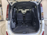 3列目シートを倒すと、大きな荷物の積載も可能です