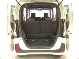 開口部も広く荷物の積み下ろしもしやすいお車となっております。シートの背もたれは5:5の割合で背もたれを可倒でき、前後のシートスライドもできるので荷室をひろげることができます。