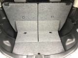 シートを倒すと広いスペース!使い勝手の良いお車です☆