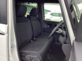 フロントシートはベンチシートです。ベンチシ―トは運転席と助手席の移動もスムーズ!狭い駐車場での乗り降りに便利です。