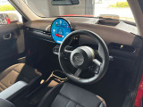 丸を基調とした個性的なインテリア。MINIならではの拘りポイントです!運転が楽しくなるインテリアです!