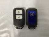 スマートキーを装備しています。鍵を差し込むことなくドアロックの開け閉めと、スタートボタン操作でのエンジンスタートができます。スペアキーも同じものを用意しております。