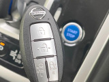 【インテリジェントキー】カバンやポケットに入れたままでもドアの施錠・解錠が可能なスマートキーを装備。エンジンのオン・オフ時もカギを取り出す必要が無いからとっても便利です♪