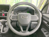 インテリアに合わせたデザインのステアリングは、運転される方のことも考え、運転しやすい形状、大きさです。是非一度、実際に触ってお確かめください。