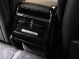 後席シートヒーター搭載!季節のよっては欠かすことのできないポイントの高い装備と言えます!ナビ画面で前後席共に操作可能。