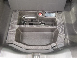 【車載工具】パンクなどのもしもの時に役立つ車載工具があります。ジャッキなどが装備されています。