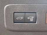 【パワーバックドア】スマートキーや運転席のボタンを押すだけでリアゲートが自動で開閉します!荷物を持っている時や、高い位置にあるバックドアを閉める際に便利な機能です♪