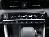 左右独立温度コントロールフルオートエアコンです。運転席、助手席それぞれで独立して温度設定ができます。冷え性の方が乗っても安心ですね♪