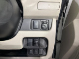 【電動格納ミラー】サイドミラーは電動格納式となっており、狭い駐車場でもキズがつくリスクを抑えられます。