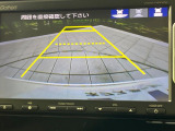 【バックカメラ】駐車時に後方がリアルタイム映像で確認できます。大型商業施設や立体駐車場での駐車時や、夜間のバック時に大活躍!運転スキルに関わらず、今や必須となった装備のひとつです!