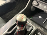 マニュアルミッション車です。思い通りに車を操れ走りを楽しむことができます。
