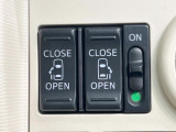 【両側パワースライドドア】スマートキーや運転席のスイッチで後席両側スライドドアの開閉が可能♪電動だから力を入れてドアを開ける必要が無く、小さなお子様でも簡単に開け閉めでき快適です♪
