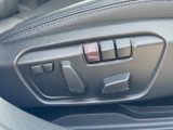運転席メモリー付きフロント電動シート装備。